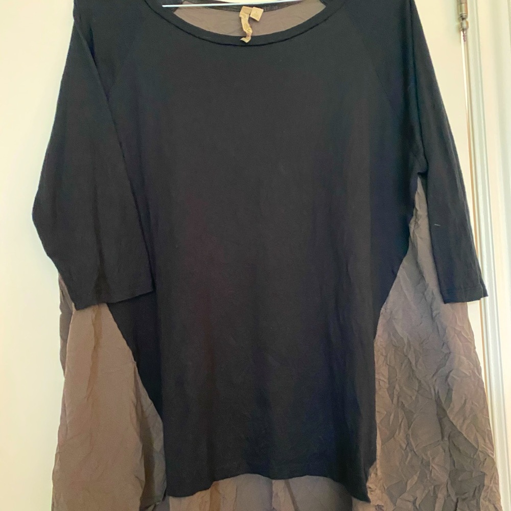 Loose and flowing tunic with 3/4 length sleeves
